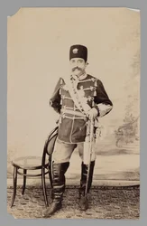 Portret pełnometrażowy Mozaffara al-Din Shaha, koniec XIX-początek XX wieku (odbitka żelatynowa srebrna)