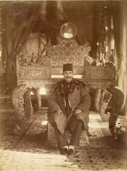 Nasruddin Szah siedzący przed Pawim Tronem, pałac Golestan, Teheran