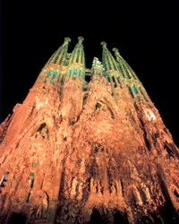 Autor: GAUDI i CORNET, Antoni (1852-1926). Tytuł: Sagrada Familia. 1884-1926 (hiszpański). Technika: Architektura. Muzeum/Lokalizacja: HISZPANIA. KATALONIA. BARCELONA. Barcelona. Kościół Pokutny Świętej Rodziny. Fachada del Nacimiento. (Hiszpański).