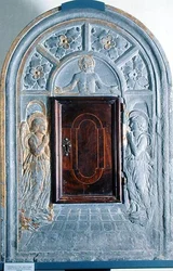 Chrystus w majestacie nad Bramą do Nieba w otoczeniu dwóch aniołów, ok. 1470-80 (pietra arenaria)