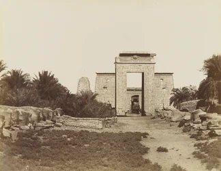 Karnak Sfinksy i Pylon Ptolemeusza