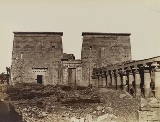Philae, widok na pylon z kolumnami
