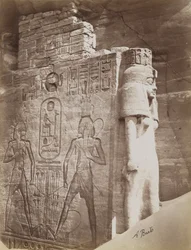 Królowa w świątyni Abu Simbel, widok szczegółów tronu i królowej pod siedzącym Kolosem Ramzesa II po północnej stronie wejścia do Świątyni Południowej