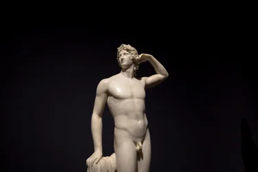 MILAN, WŁOCHY - czerwiec 2020 r.: starożytna rzeźba Apollo Crowing Himself - 1782 - Ant..., 2019 r. (zdjęcie ilustracyjne)