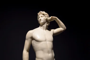 MILAN, WŁOCHY - czerwiec 2020 r.: starożytna rzeźba Apollo koronujący się - 1782 r. - An..., 2019 r. (zdjęcie ilustracyjne)