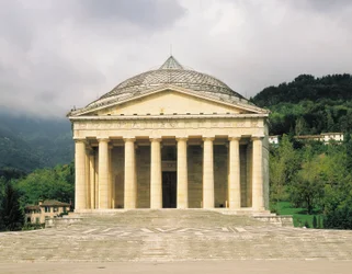 Pronaos, świątynia Canovy (Tempio Canoviano) albo kościół archiprezbiterialny Trójcy Świętej, zaprojektowany przez Antonia Canovę (1757-1822), Possagno, Wenecja Euganejska, Włochy