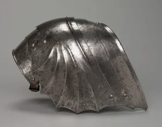 Gotycki naramiennik wachlarzowy, ok.1485-1500 (stal)