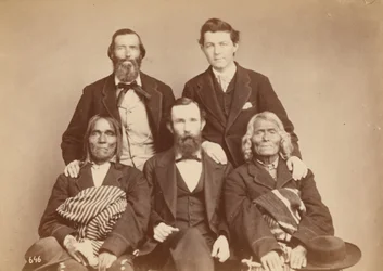 Alexander Gardner, William Henry Jackson i Antonio Zeno Shindler z delegatami Pueblo Alejandro Padillą, gubernatorem Islety, i Ambrosio Abeitą, byłym gubernatorem Islety, 1868 r. (zdjęcie)
