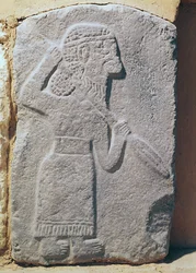 Ortostat przedstawiający żołnierza z pałacu Kapara, króla Guzamy, Tell Halaf, Syria (wapień)