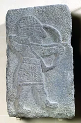 Ortostat przedstawiający łucznika z pałacu Kapara, króla Guzamy, Tell Halaf, Syria (bazalt)