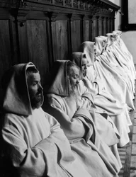Mnisi modlący się w pustelni Camaldoli, Włochy, ok. 1925 (odbitka żelatynowo-srebrowa)