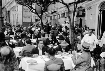 Trattoria na świeżym powietrzu w Rzymie, ok. 1927 (płyta szklana)