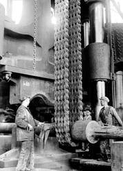 Osoby pracujące w fabryce metalurgicznej Terni w Nera Montorio, Terni, Włochy, ok. 1935 (film acetatowy)
