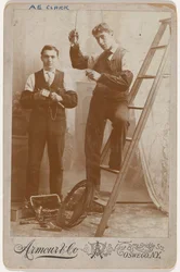 Portret instalatorów oświetlenia elektrycznego, ok. 1904 (zdjęcie)