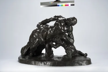 Mężczyzna zamknięty w walce z Lioness Cub (brąz)