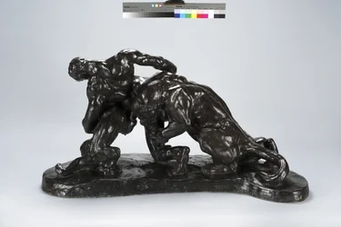 Mężczyzna zamknięty w walce z Lioness Cub (brąz)
