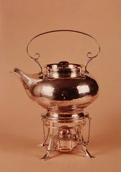 Czajnik i palnik spirytusowy, wykonane przez Birmingham Guild of Handicraft, ok. 1905-10 (posrebrzana miedź)