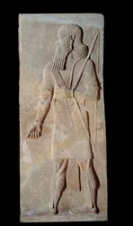 Sztuka Mezopotamii (Asyria): Wojownik w broni z dworu pałacu króla Asyrii Sargona II (721 - 705 pne). Paryż, Musee du Louvre