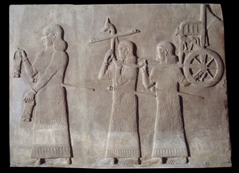 Art Mezopotamia (Asyria): dwór pałacu króla Asyrii Sargona II (721 - 705 pne) słudzy niosący tron i królewski rydwan. Paryż, Musee du Louvre