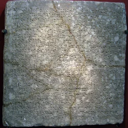 Płyta alabastrowa z wygrawerowanym pismem klinowym, z fortecy Sargona II (lub Sharroukina, króla Asyrii od 722 do 705 pne) w Dur Sharrukin (obecnie Chorsabad, Irak). Sztuka asyryjska, starożytność, VIII wiek p.n.e. Pustelnia Państwowa, Św. Piotr