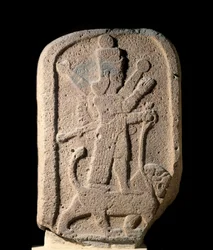 Stela przedstawiająca boginię Isztar z Arbeli trzymającą lwa. Bazaltowy relief z okresu nowoasyryjskiego, 1000-612 p.n.e. VIII wiek p.n.e. Paryż, Muzeum Luwr