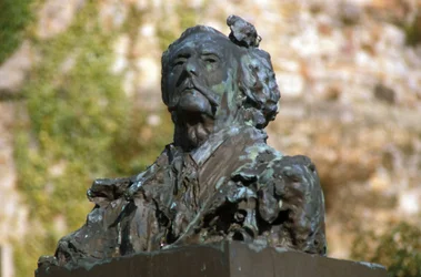Popiersie z brązu autorstwa Jules Barbey d