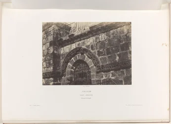 Fragment okna kościoła Grobu Świętego w Jerozolimie Jerozolima. Święty Grób. Szczegóły elewacji (tytuł na obiekcie)