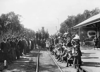 Objazdowy pociąg rekrutacyjny na stacji kolejowej z niektórymi mieszkańcami miasta (Komitet Rekrutacyjny Donor Queensland), Wallumbilla, Queensland, ok. 1916