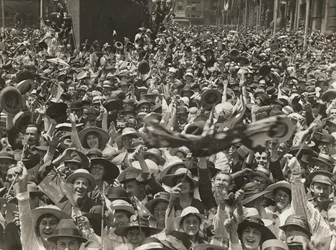 Tłum na Martin Place, Sydney, świętujący wiadomość o podpisaniu rozejmu, 11 listopada 1918