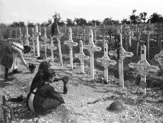 Francuskie dzieci opiekujące się grobami na Cmentarzu Australijczyków w Adelajdzie poległych w bitwie na froncie zachodnim, Villers-Bretonneux, Francja 26 sierpnia 1919