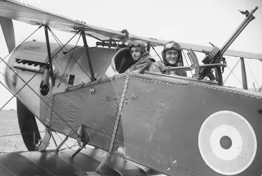 Porucznik Brown (po lewej) i porucznik G Finlay (po prawej) z australijskiego Korpusu Lotniczego w maszynie Bristol Fighter, ok. 1930 r. grudzień 1917