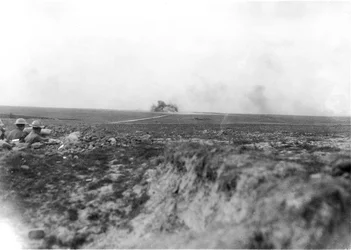 Obserwatorzy (po lewej) obserwujący australijską artylerię ostrzeliwującą Niemców na linii Hindenburga 27 maja 1917 r.