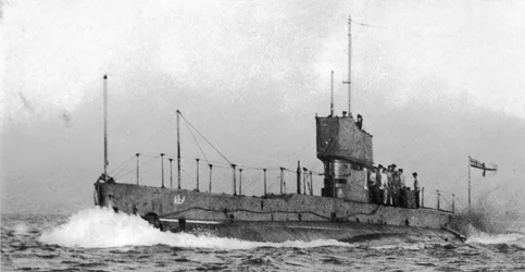 Widok dziobu lewego okrętu podwodnego HMA AE2, c.1915