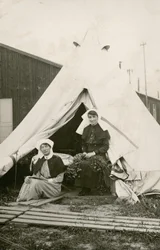 Siostra Eleanor Wibmer Jeffries i Siostra Nellie Constance Morrice (po prawej) przed ich namiotem w Australijskim Szpitalu Ogólnym nr 3 z kwiatami zerwanymi z brzegu Sommy, ok. godz. Czerwiec 1917 (fot. bw)