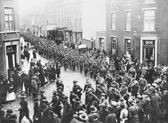 Ostatni kontyngent artylerii 1. Dywizji AIF, opuszczający miasto, by wejść do Charleroi, aby rozpocząć podróż do domu, Chatelineau, Belgia, 26 listopada 1919
