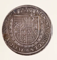 Srebrna moneta (talar) z Tyrolu: panowanie cesarza Rudolfa II (Rodolphe II) (1552-1612). Średnica 4 cm, Neapol, Narodowe Muzeum Archeologiczne