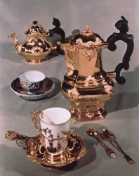 Czajnik, cukiernica, dzbanek do czekolady i kubek z serwisu śniadaniowego miśnieńskiego firmy Domanek, Wiedeń, 1750 (porcelana i złoto)