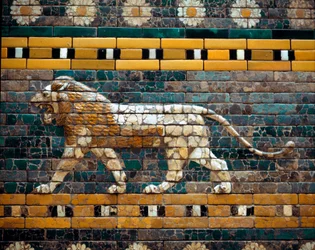 Widok Drogi Procesyjnej w Babilonie na emaliowanych płytkach: kroczący lew, święte zwierzę Isztar, babilońskiej bogini wojny i miłości. Z Babilonu (Irak) z czasów króla Nabuchodonozora II, 580 p.n.e. Muzeum Pergamońskie, Berlin.