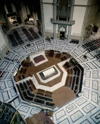 Widok na ośmiokątny marmurowy chór wykonany przez Baccio Bandinelli (1488-1560) (Bartolommeo Brandini), wnętrze katedry we Florencji (Duomo Santa Maria del Fiore). 1555, Florencja, Włochy