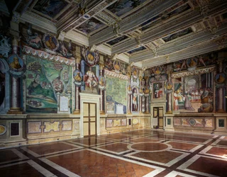 Sala Królewska lub Herkulesa z freskami Baldassare Croce przedstawiającymi sceny mitologiczne i historyczne miasta Viterbo, drewniany strop kasetonowy z posiadłościami miasta, Ratusz (dawniej Palazzo dei Priori), Viterbo, Lacjum, Włochy