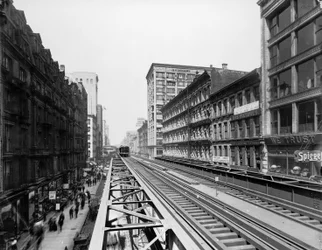 Podwyższone tory w pobliżu stacji Adams Street, Chicago, Illinois, USA, ok. 1900 (zdjęcie czarno-białe)