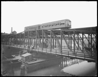 Podwyższony pociąg przejeżdżający przez Wells Street Bridge, Chicago, Illinois, USA, ok. 1905 (zdjęcie czarno-białe)