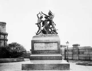 Fort Dearborn Massacre Monument przy Calumet Street i 18th Avenue, Chicago, Illinois, USA, ok. 1900 (zdjęcie czarno-białe)