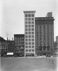 Budynek z widokiem na jezioro (budynek sądu miejskiego), Chicago, Illinois, USA, ok. 1908 (zdjęcie czarno-białe)