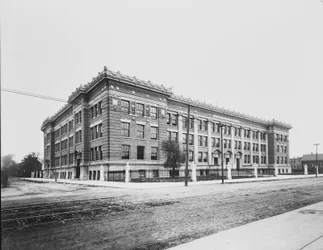 Wendell Phillips High School, Chicago, Illinois, USA, ok. 1904 (zdjęcie czarno-białe)