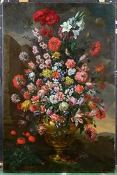 Lilie, tulipany, goździki, piwonie, powój i inne kwiaty w brązowej urnie z ptakami, żółwiem i motylami w krajobrazie, 1718