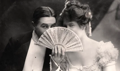 Billie Burke i Farren Soutar w scenie z The Belle of Mayfair, początek XX wieku.