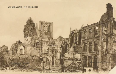 Hotel de Ville po bombardowaniu, Ypres, 1915