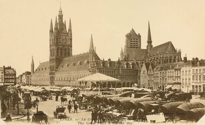 Grand Place w Dniu Targowym, Ypres, Belgia