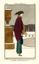 Kobieta w fioletowej aksamitnej pelerynie obszytej futrem lisa, garnitur z butelkowozielonego woo, stuptuty. Fioletowy aksamitny płaszcz obszyty naturalnym lisem, garnitur z zielonego szkła. Ręcznie kolorowana akwaforta pochoir (szablonowa) wg ilustracji a